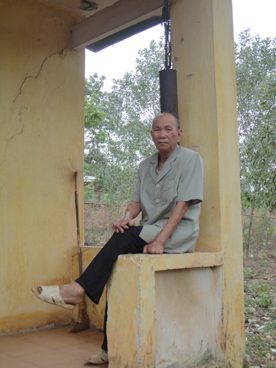 Cụ Nguyễn Văn Thiều sống một mình một phòng, mỗi lúc xế chiều cụ lại ngồi đây, nhìn về những dãy đồi nối đuôi nhau, số phận cụ đã không được may mắn. Cụ ao ước cái bệnh này sẽ bị hủy diệt để không còn nhiều người mang nỗi đau về thể xác cũng như tâm hồn mà cụ đã trải qua.