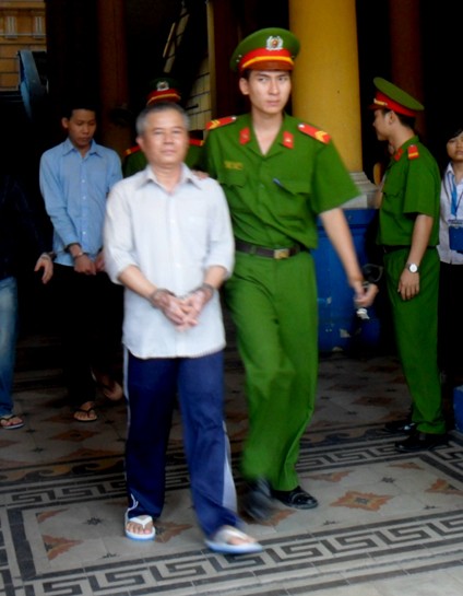 Bước chân nặng trĩu của bị cáo Chấn sau phiên tòa
