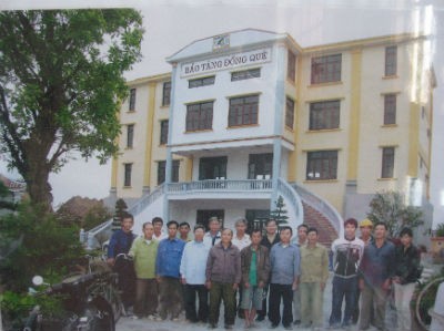 Một số người thợ xây đã từng đi xây đảo Trường Sa chụp ảnh lưu niệm trước Bảo tàng đồng quê