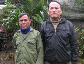 Ông Nguyễn Hữu Đức (phải) và ông Phùng Văn Lài, hai người đứng ra tố cáo bà Lương Thị Lý