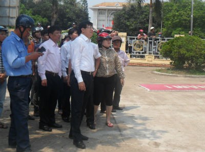 Bí thư Tỉnh ủy Quảng Bình, ông Lương Ngọc Bính (người áo trắng đứng đầu) và Chủ tịch UBND tỉnh Quảng Bình, ông Nguyễn Hữu Hoài (áo trắng, đứng sau) đã có mặt tại hiện trường vụ cháy để giám sát, chỉ đạo công tác chữa cháy