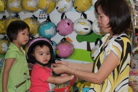 Khó chọn mũ vừa đầu cho các em nhỏ