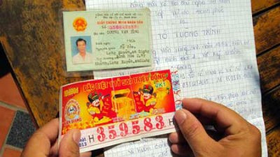 Tấm vé số trúng thưởng đã rách rời làm hai mảnh