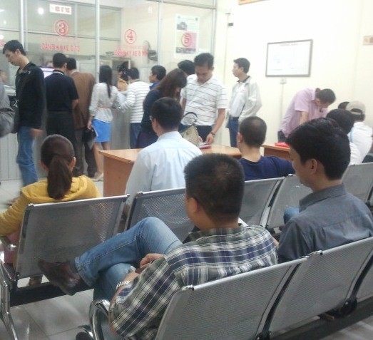 Dân nhộn nhip tại điểm đăng ký xe 86 Lý Thường Kiệt