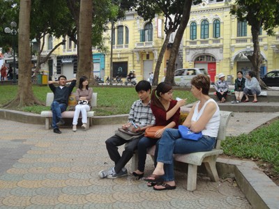 Với thái độ thân thiện, niềm nở, đôi bạn này nhanh chóng