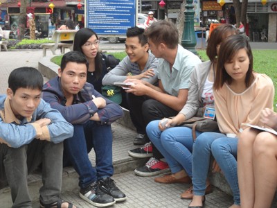 Năm bắt được sự tò mò về con người Việt Nam của những khách Tây nhóm sinh viên này ngồi xuống trao đổi văn hóa Việt Nam cho họ bằng tiếng Anh.
