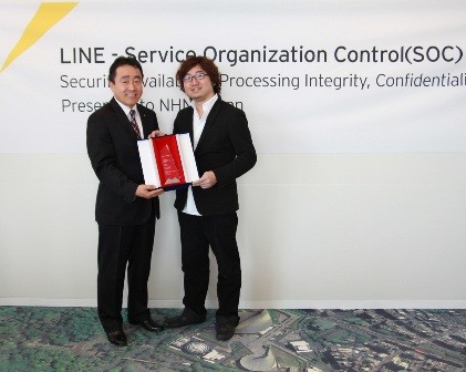 Ông Akira Morikawa, CEO của Liine nhận chứng nhận.