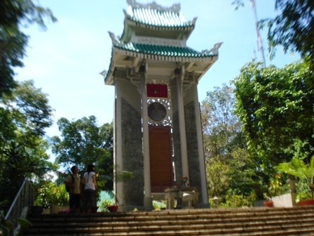 Tượng đài kỷ niệm Khu căn cứ Trung Ương cục miền Nam