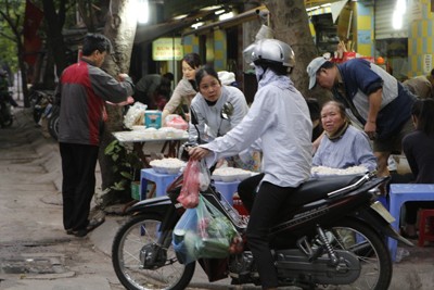 Người dân Hà Nội sáng sớm đã đi mua bánh trôi, bánh chay về để thắp hương.