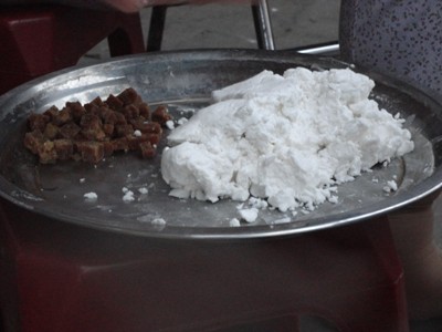 Những nguyên liệu để làm bánh trôi, bánh chay bao gồm bột nếp, đường và bột đậu xanh.