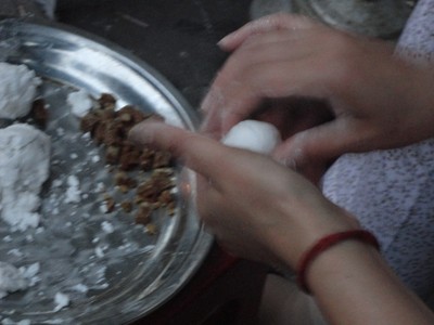 Vo tròn bánh bởi những đôi tay khéo léo.