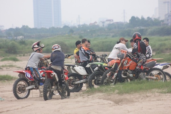 Các tay đua tập hợp lại thành nhóm trên bãi đá sông Hồng