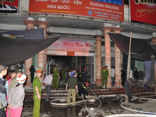Chỉ trong 30 phút, hàng trăm ki ốt hàng hóa ra tro