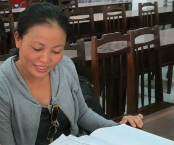 Công nhân Dung đang trình bày việc bị “tào tháo rượt” phải phá lệ không đội mũ