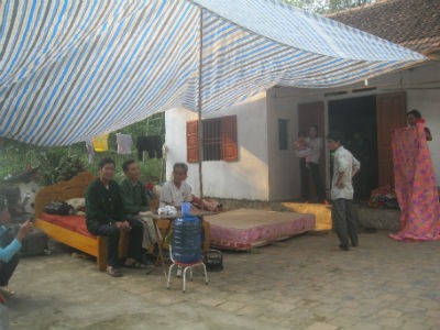 Cả nhà phải sơ tán ra sân