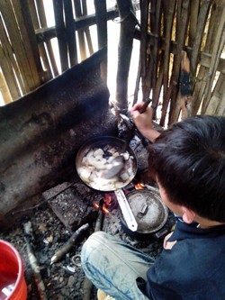 Xào củ mài vừa đào được từ trên núi....