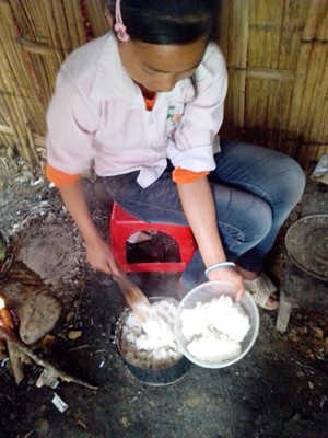 Bữa cơm với muối trắng khiến ai cũng phải xót xa khi nhìn cảnh tượng này.
