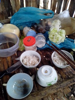 Bàn ăn gồm có cơm với muôi...