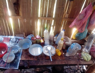 Khu bếp của các em lèo tèo vài lọ muối, 1 bát cơm trắng và 1 nước cơm cho muối vào.