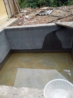 Bể chứa nước dùng chung cho cả giáo viên và học sinh thường xuyên thiếu nước vào mùa khô, do bể chứa nước của trường quá nhỏ.