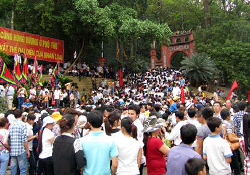 ... và chen chân lên đền làm lễ.