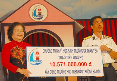 Bà Trương Mỹ Hoa, Trưởng ban chỉ đạo chương trình trao séc tượng trưng cho ông Nguyễn Viết Thuân, Phó Chủ tịch UBND huyện Trường Sa. Ảnh: Pháp Luật TP.HCM