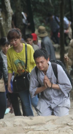 Nam thanh niên tỏ vẻ rất thành tâm, thể hiện khát vọng chinh phục chùa Đồng của mình.