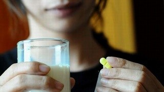 Uống thuốc bằng sữa gây hại cho sức khỏe.
