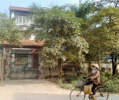Ngôi nhà của ông Tuấn nằm ngay mặt đường lớn, cạnh UBND xã Vĩnh Thịnh