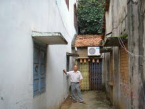 Ông Chướng Kỷ Sấm bên phần đất tranh chấp đã cấp chủ quyền cho ông Lộc và bà Hải