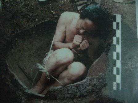 PGS. TS. Nguyễn Lân Cường làm “chuột bạch thí nghiệm” trong mộ chum