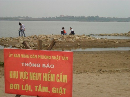 Bất chấp biển cấm, nhiều đôi thanh niên vẫn đến khu vực nguy hiểm