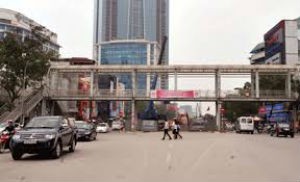“Điển hình” của sự lãng phí mới nhất là kế hoạch di dời hai cây cầu vượt cho người đi bộ trên đường Nguyễn Chí Thanh và Trần Khát Chân. Ảnh minh họa