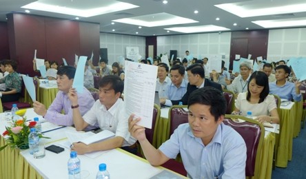 Cổ đông biểu quyết thông qua các