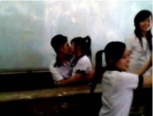 Nụ hôn học sinh ngay tại lớp học, mặc bạn bè vây quanh
