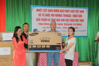 Đại diện nhà trường nhận quà tặng từ các nhà hảo tâm