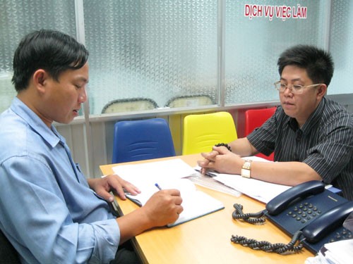 Cán bộ CĐ một doanh nghiệp tại KCX Linh Trung - TPHCM (phải) khiếu nại vì bị chấm dứt HĐLĐ trái luật. Ảnh: BẢO NGỌC