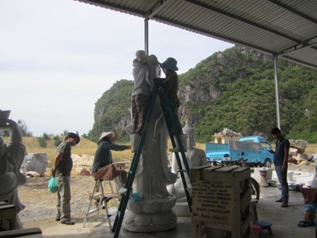 Những người thợ làm đá dưới chân Ngũ Hành Sơn