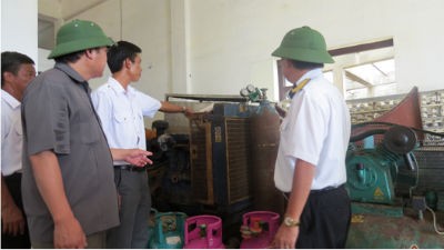 Trưởng ban Quản lý dịch vụ hậu cần nghề cá đảo Đá Tây Chu Minh Sơn giới thiệu với khách nhà xưởng sửa chữa tàu thuyền tại Trung tâm