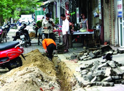Công nhân nhà máy nước vẫn tiếp tục đào bới trên tuyến đường Nguyễn Văn Cừ dù cho đã có khuyến cáo và xảy ra sự cố được cho là “đáng tiếc”