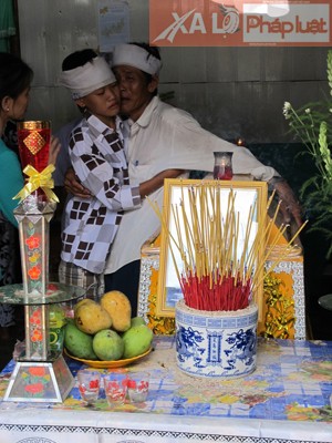 Cha con anh Bảo đau thương trước cái chết của chị Nhâ