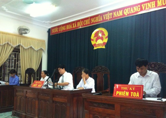 Phiên tòa ngày 26/4/2013 đã bị hoãn vì vi phạm thủ tục tố tụng