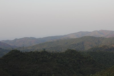 Đường đi từ Việt Nam sang Luông Prabang hoặc Viên Chăn được bao bọc xung quanh là đồi núi và vực thẳm.