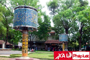 Cặp đèn pháp lam lớn nhất Việt Nam (Ảnh: Phạm Bá Thịnh)
