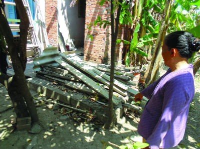 Bà Đoàn Thị Bé Ba bên móng nhà cũ bị cho là nằm trên phần đất của Thánh thất mà ông Triệu kiện đòi