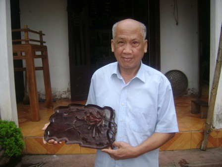 Nghệ nhân Nguyễn Thư Viện bên sản phẩm mộc