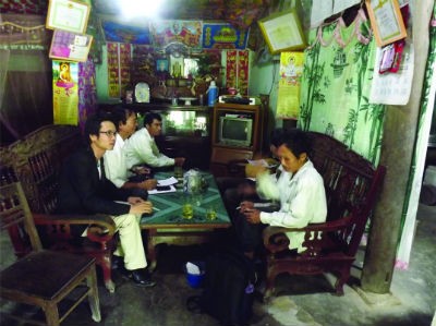 Các hộ dân trình bày với phóng viên