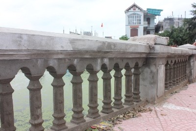 Phàn lan can của công trình kè ao.