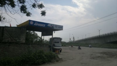 Một cây xăng cũng vô tư mọc lên ngay chân cầu Thanh Trì