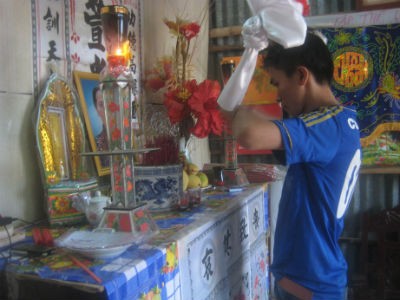 Đứa con bên bàn thờ người mẹ chết cho con được học